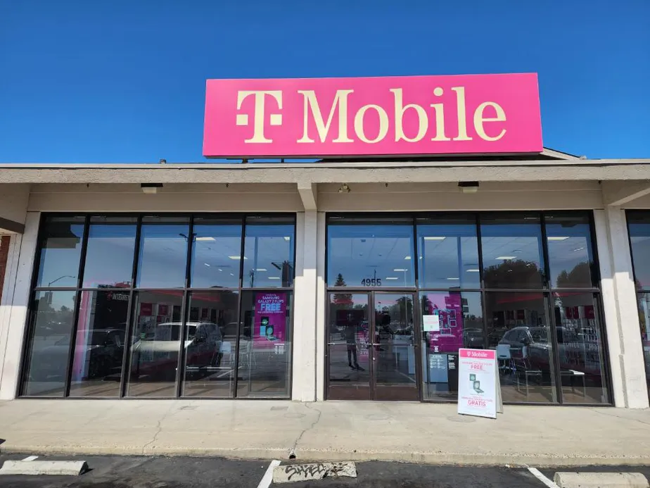  Exterior photo of T-Mobile Store at Blackstone and Shaw, Fresno, CA 
