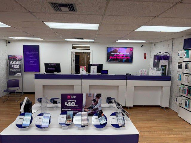Metro by T-Mobile 301 West Prien Lake Road - 301 West Prien Lake Road 