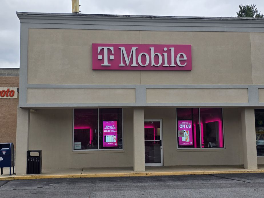 Exterior photo of T-Mobile Store at Thurmont Plaza, Thurmont, MD