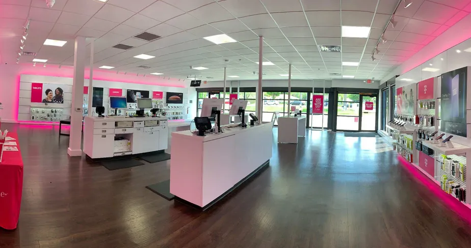 Foto del interior de la tienda T-Mobile en Silver Spring Dr & 103rd St, Milwaukee, WI
