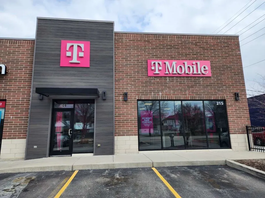 Exterior photo of T-Mobile Store at Ogden & Washington- Naperville, Naperville, IL