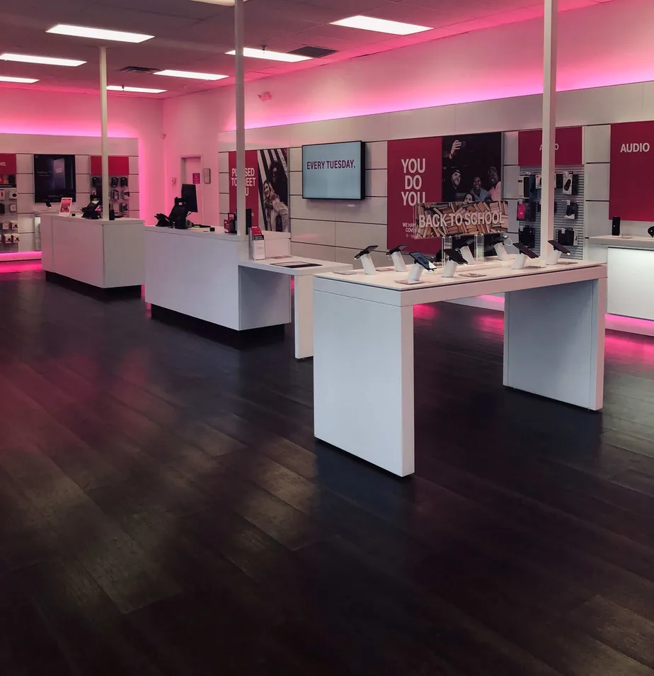 Foto del interior de la tienda T-Mobile en Hollywood Blvd & Stanton Blvd, Steubenville, OH