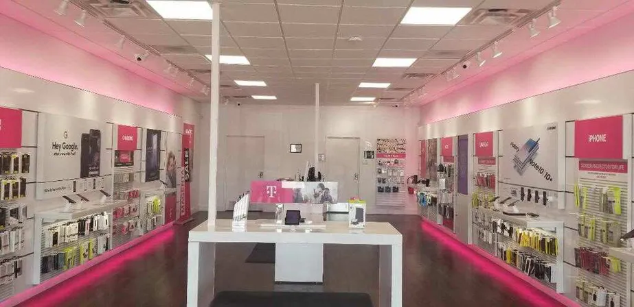 Foto del interior de la tienda T-Mobile en State St & Hemmeter Rd, Saginaw, MI