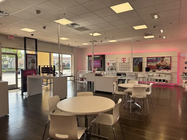 Foto del interior de la tienda T-Mobile en Bristol & 17th, Santa Ana, CA