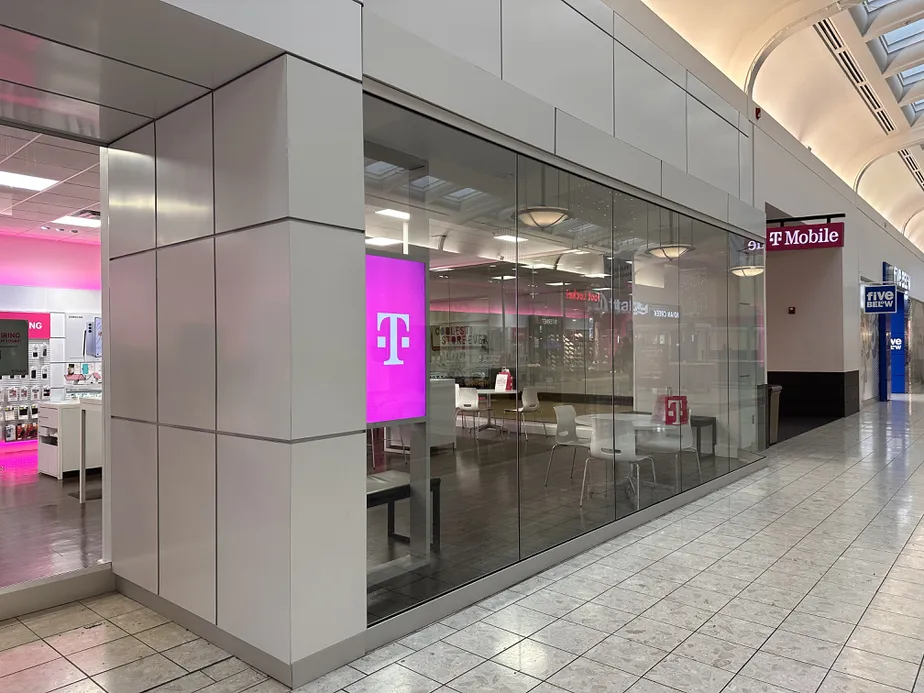 Exterior photo of T-Mobile Store at Ward Parkway Center, Kansas City, MO