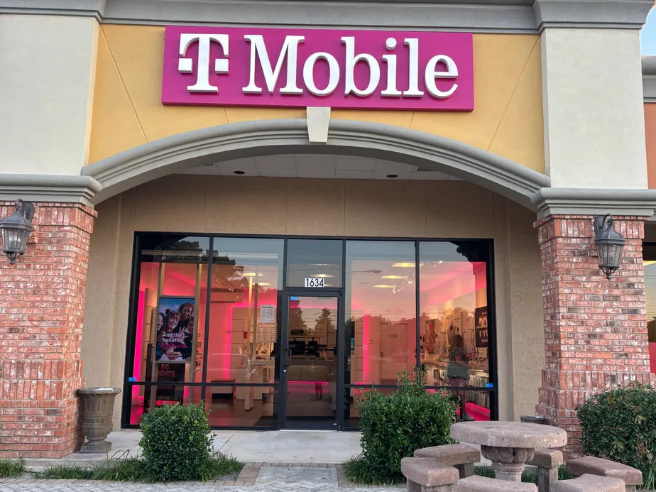  Exterior photo of T-Mobile Store at Bienville Blvd & Rue Maurepas, Ocean Springs, MS 