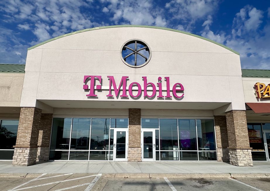 Exterior photo of T-Mobile Store at Delaware & Oralabor, Ankeny, IA