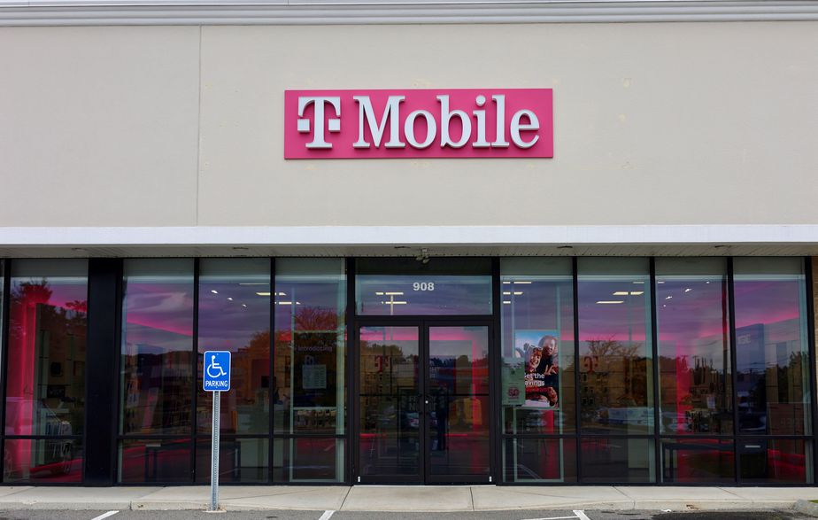 Exterior photo of T-Mobile Store at Manchester - S Willow, Manchester, NH