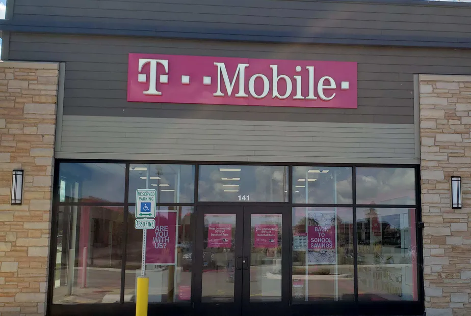 Exterior photo of T-Mobile store at Spinder & Washington, East Peoria, IL