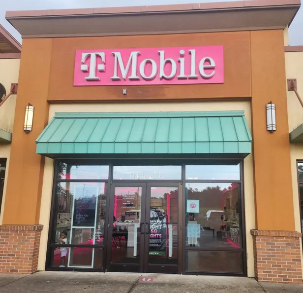  Exterior photo of T-Mobile Store at SR 200 & SW 95th Cir, Ocala, FL 