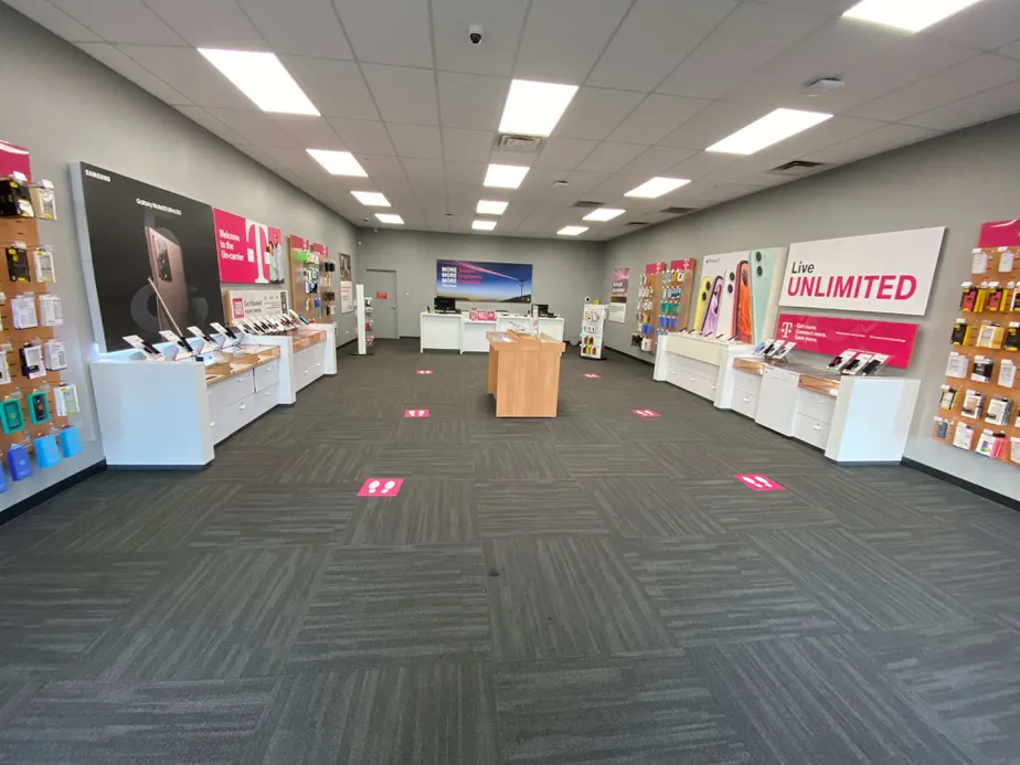 Foto del interior de la tienda T-Mobile en Progress Way & Rombach Ave, Wilmington, OH