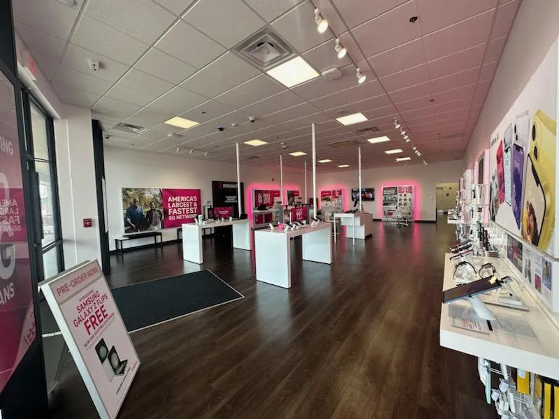 Foto del interior de la tienda T-Mobile en Springfield Freedom, Springfield, IL