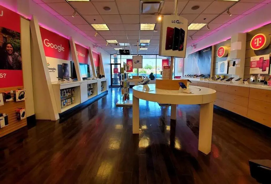 Foto del interior de la tienda T-Mobile en S Halsted & W 31st, Chicago, IL