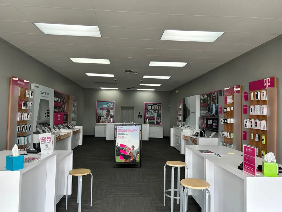  Interior photo of T-Mobile Store at W North St & N Lima Rd, Kendallville, IN 