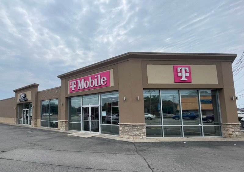 Exterior photo of T-Mobile Store at Preston Hwy at Outer Loop, Louisville, KY