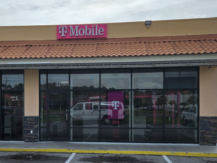 Exterior photo of T-Mobile Store at Navy Point Shopping Center, Pensacola, FL