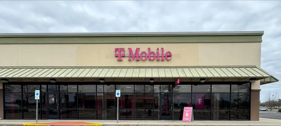  Exterior photo of T-Mobile Store at Siegen Plaza, Baton Rouge, LA 