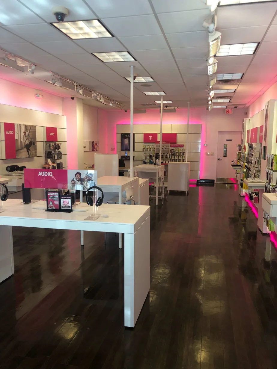Foto del interior de la tienda T-Mobile en Queensboro, Charleston, SC