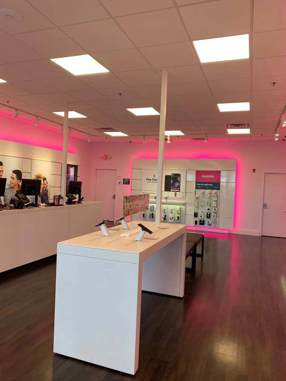 Foto del interior de la tienda T-Mobile en Jones St & Springfield Ave, Newark, NJ