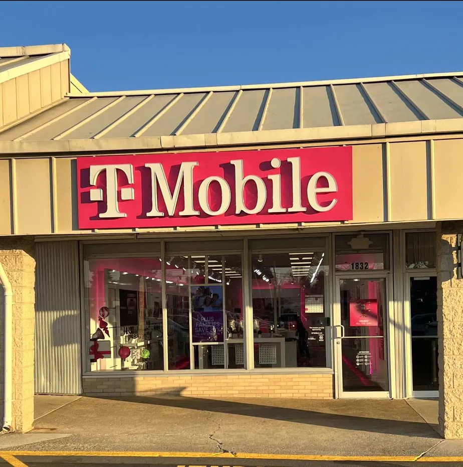 Exterior photo of T-Mobile Store at Stefko Blvd & Gresham St, Bethlehem, PA
