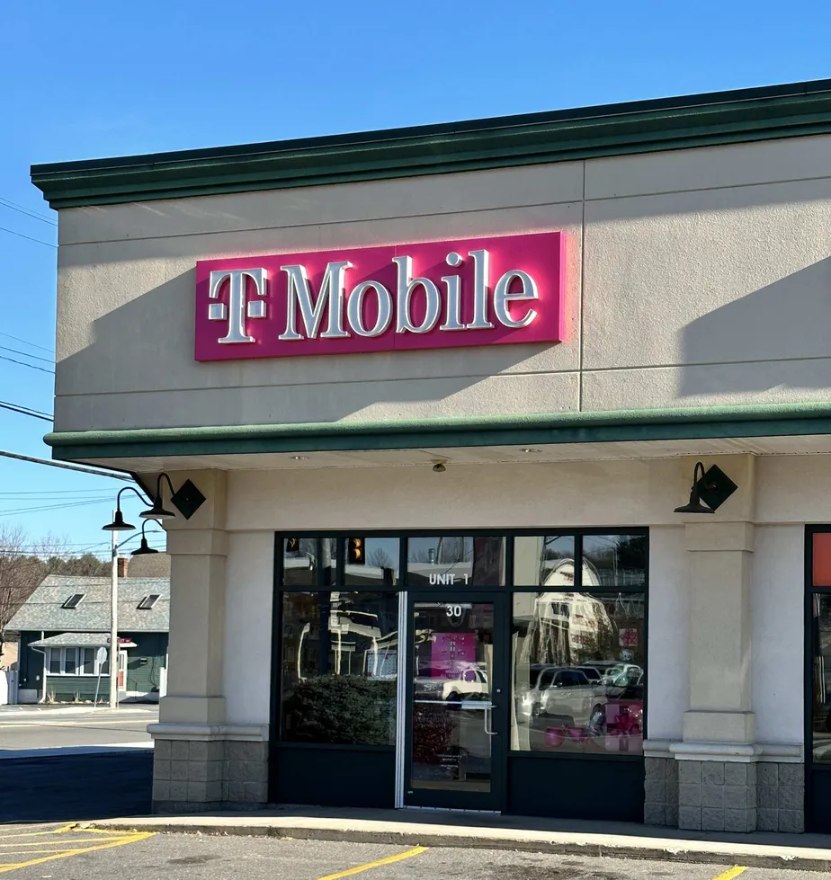 Foto del exterior de la tienda T-Mobile en John Fitch Highway, Fitchburg, MA