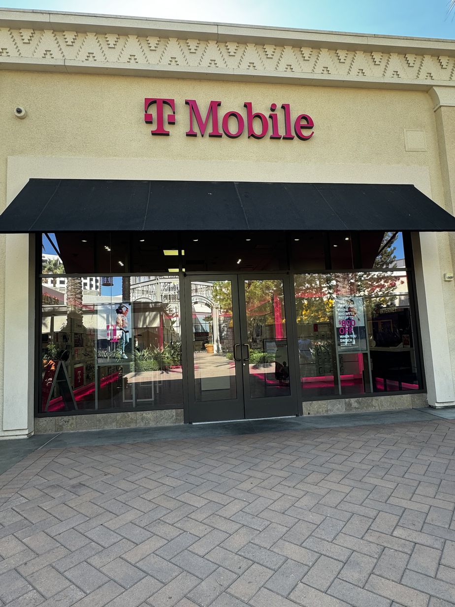 Exterior photo of T-Mobile Store at Irvine Spectrum, Irvine, CA