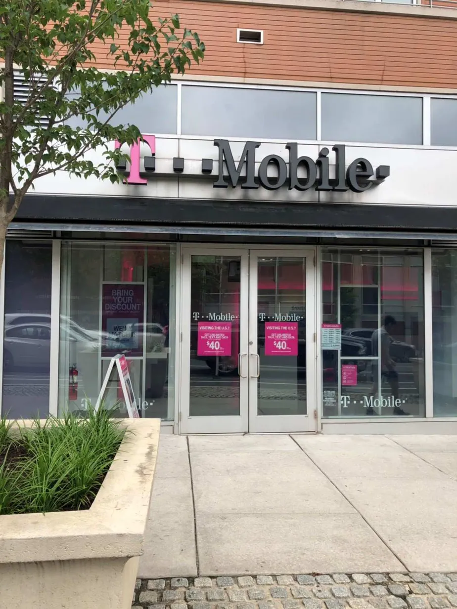 Foto del exterior de la tienda T-Mobile en 34th & Chestnut St, Philadelphia, PA