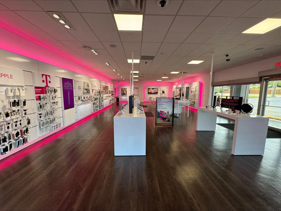  Interior photo of T-Mobile Store at 31st & Garnett, Tulsa, OK 