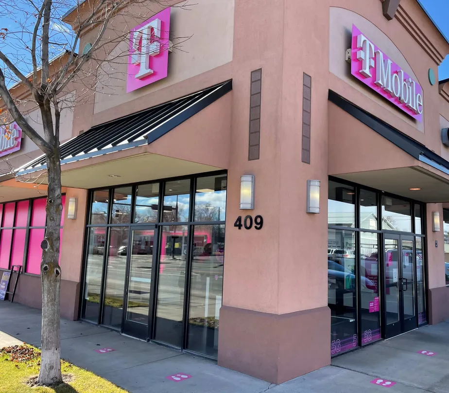  Exterior photo of T-Mobile store at S Main St & W Manitoba Ave, Ellensburg, WA 