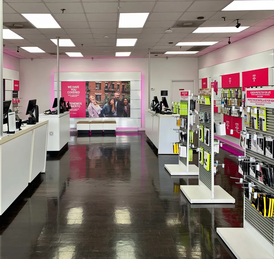 Foto del interior de la tienda T-Mobile en Fondren Rd & W Belfort Ave, Houston, TX