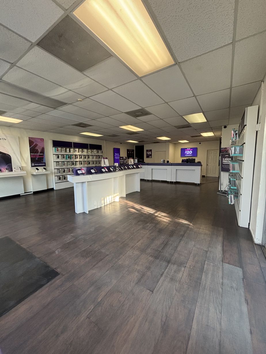 Metro by T-Mobile 1404 Clarewood Dr - 1404 Clarewood Dr 