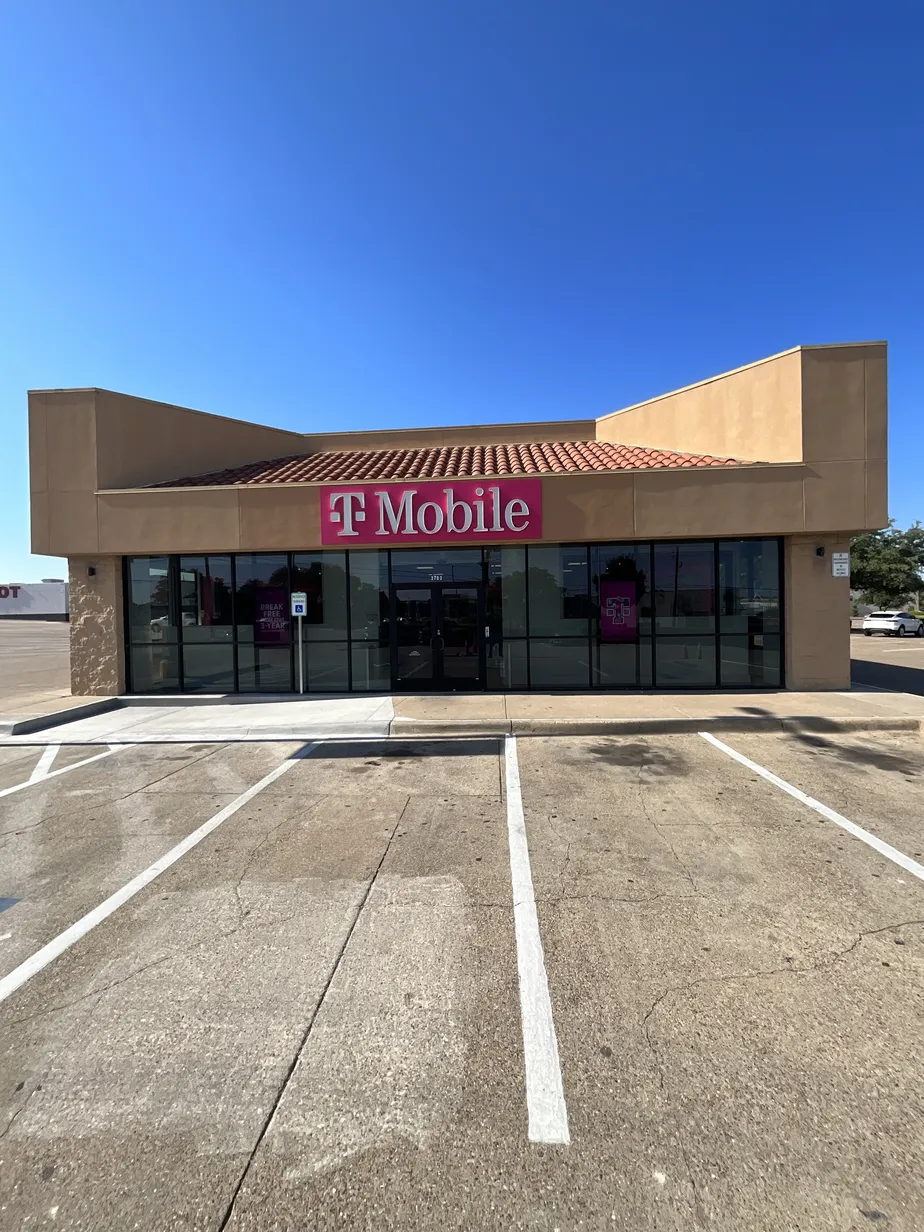 Exterior photo of T-Mobile Store at Camp Wisdom- Dallas, Dallas, TX