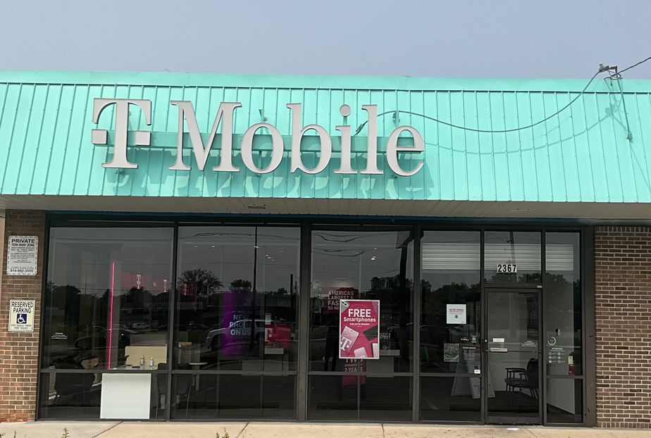 Exterior photo of T-Mobile Store at S Hamilton Rd, Columbus, OH