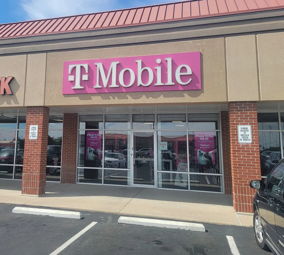 Foto del exterior de la tienda T-Mobile en Indian Springs Market Center, Hamilton, OH