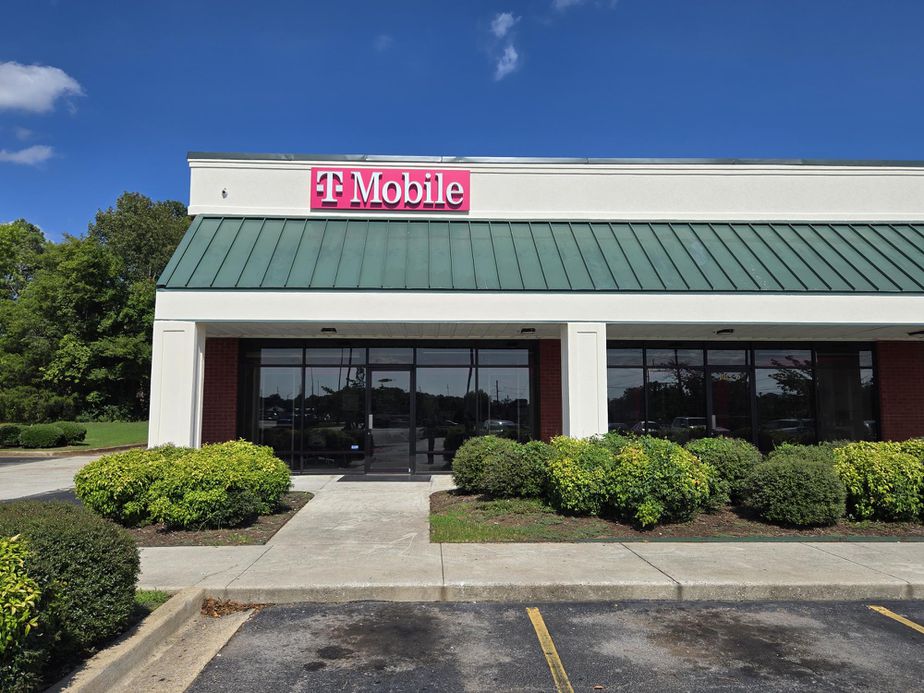 Exterior photo of T-Mobile Store at Hwy 72 & Hwy 31, Athens, AL