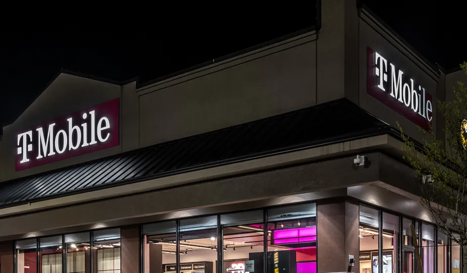  Exterior photo of T-Mobile Store at Bridgeport Way & 100th, Lakewood, WA 