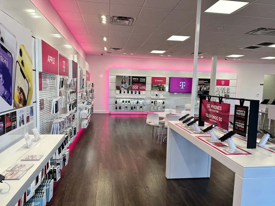 Foto del interior de la tienda T-Mobile en Puente Ave & Merced Ave, Baldwin Park, CA