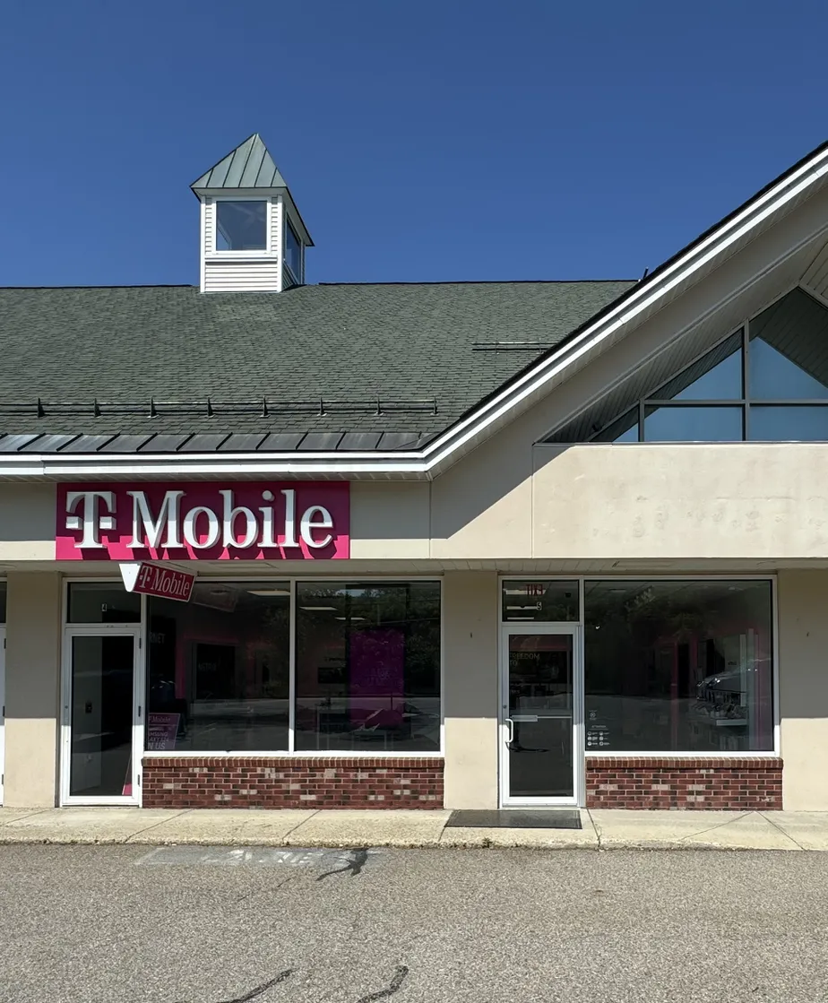 Foto del exterior de la tienda T-Mobile en Cedar & Dilla, Milford, MA