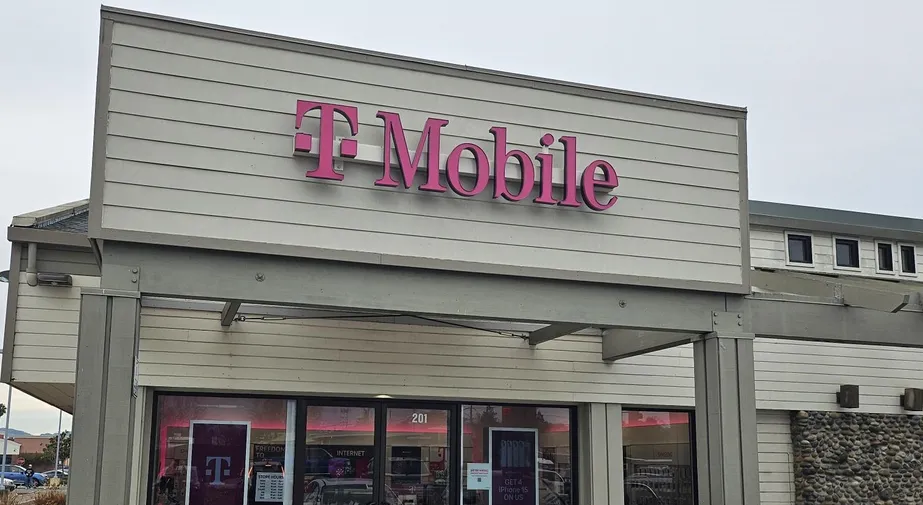  Exterior photo of T-Mobile Store at N Mcdowell Blvd & E Madison, Petaluma, CA 