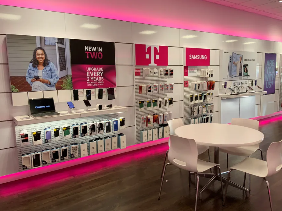 Foto del interior de la tienda T-Mobile en Townline Square Annex, Meriden, CT
