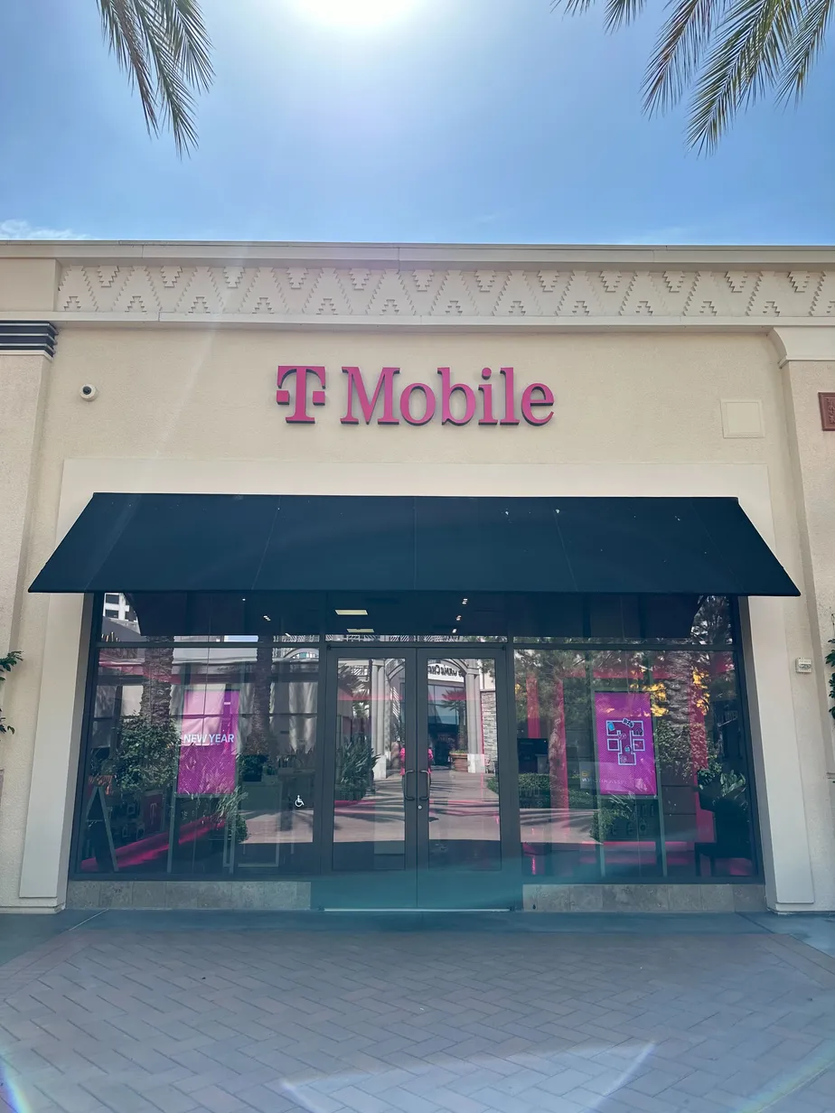Foto del exterior de la tienda T-Mobile en Irvine Spectrum, Irvine, CA