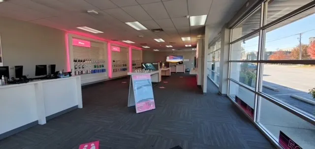 Foto del interior de la tienda T-Mobile en Shelbyville Rd & S Hubbards Ln, Louisville, KY