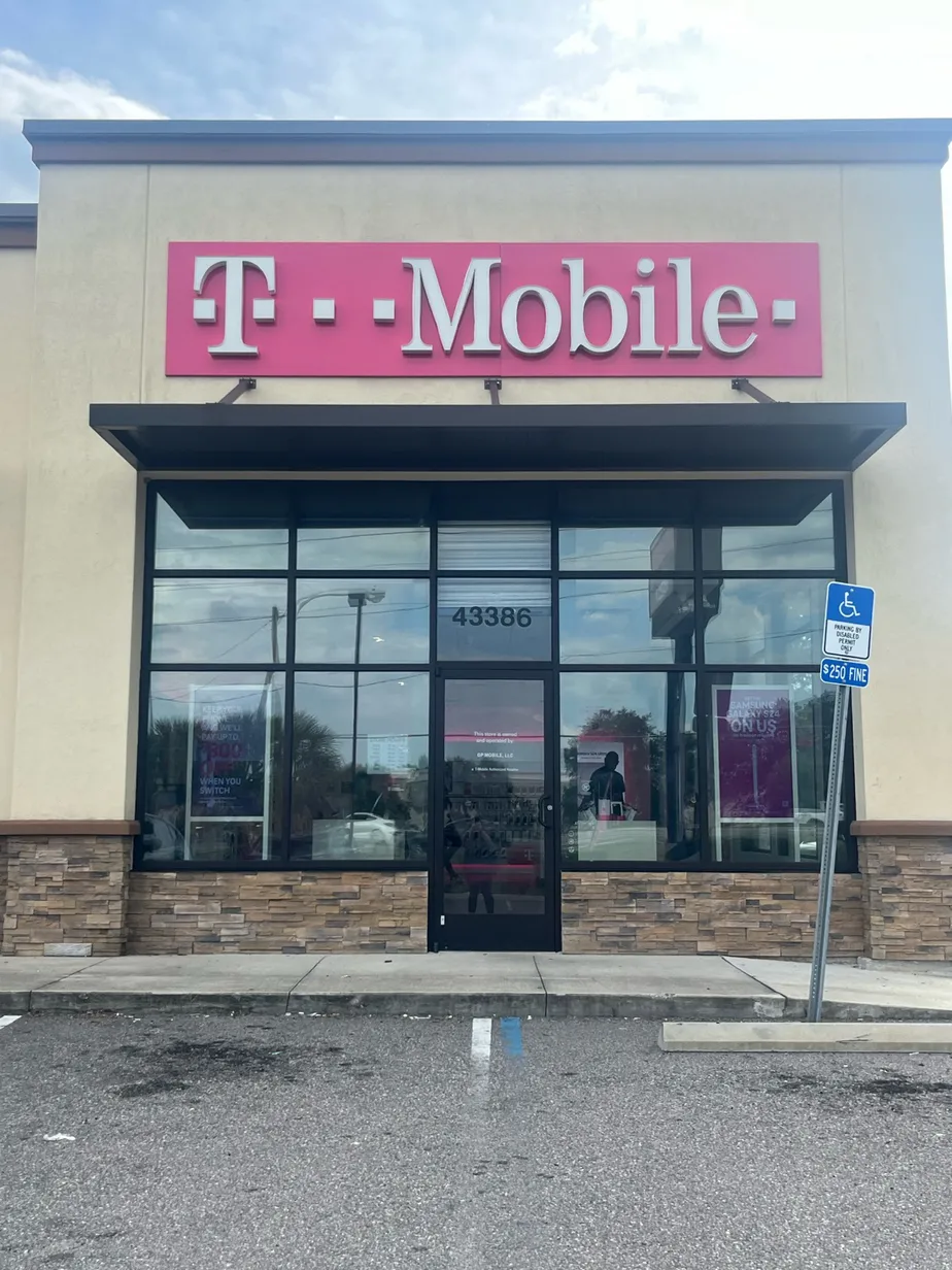  Exterior photo of T-Mobile Store at Highway 27 & I-4, Davenport, FL 