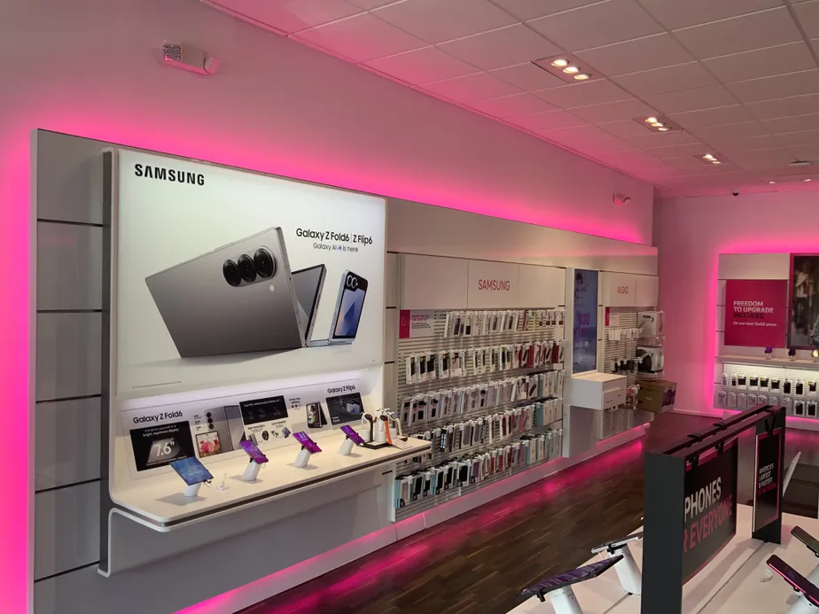  Interior photo of T-Mobile Store at Sr 7 & Wiles, Pompano Beach, FL 