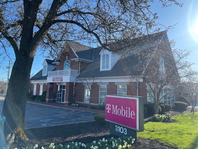 Exterior photo of T-Mobile Store at W Market St & Merz Blvd, Fairlawn, OH