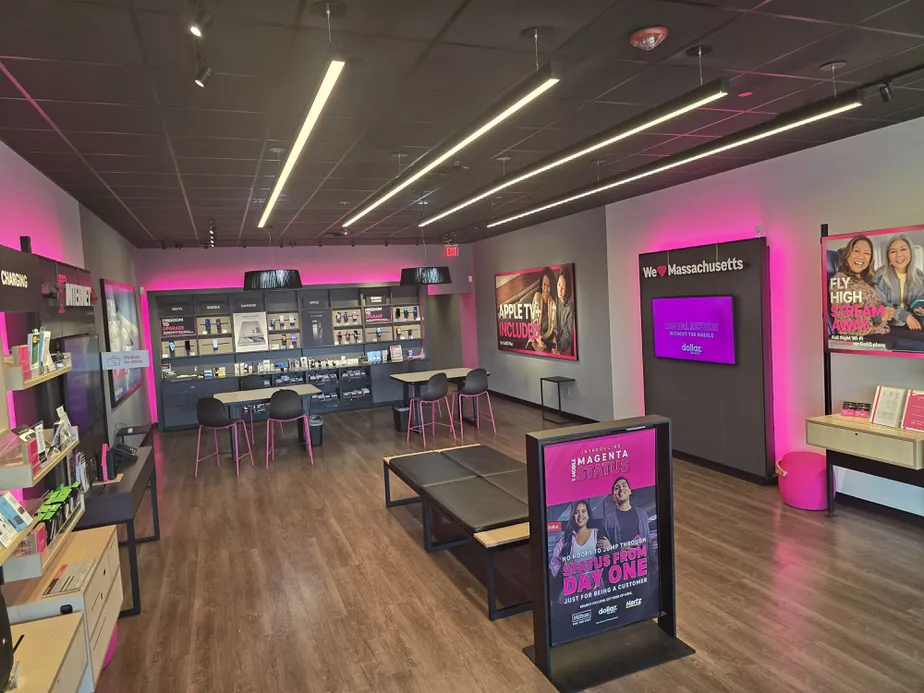Foto del interior de la tienda T-Mobile en Stallbrook Marketplace, Bellingham, MA