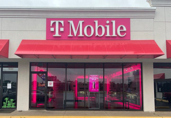 Exterior photo of T-Mobile Store at Northview Rd & N Massey Blvd, Nixa, MO