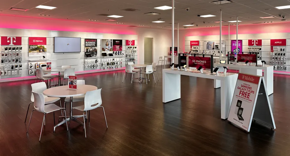 Foto del interior de la tienda T-Mobile en E Baseline Rd & S Power Rd, Mesa, AZ