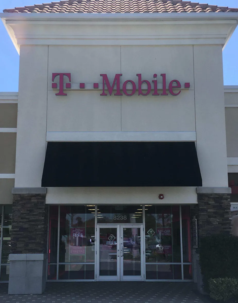 Exterior photo of T-Mobile store at S Tamiami Trail & Club Dr, Sarasota, FL