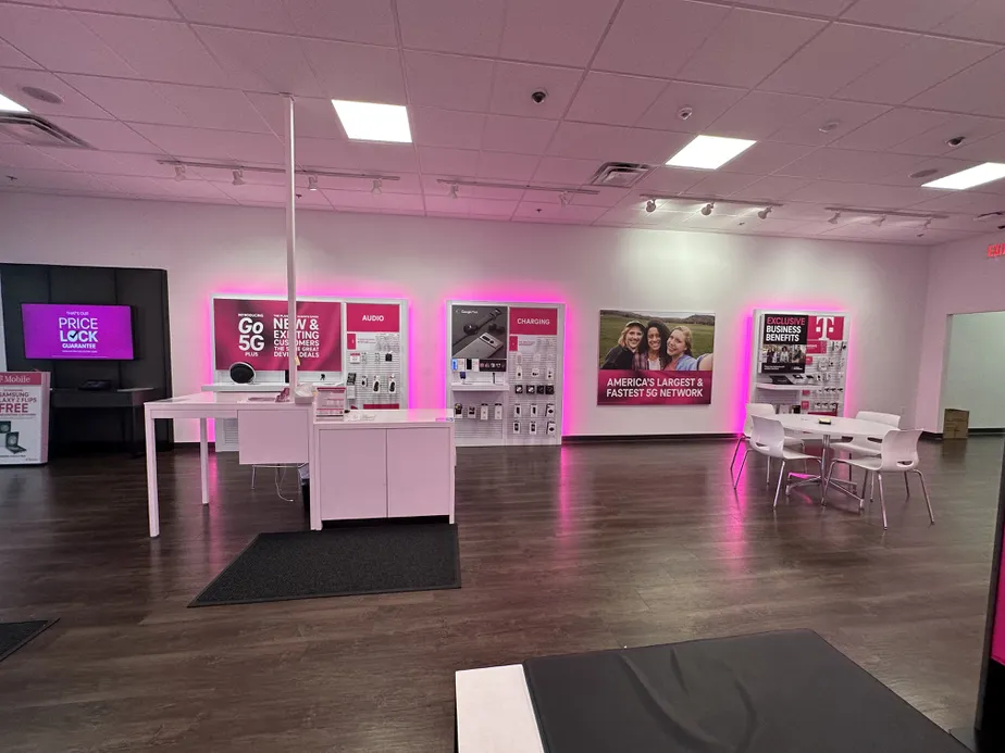 Foto del interior de la tienda T-Mobile en S Tuttle Rd & Burma Rd, Springfield, OH